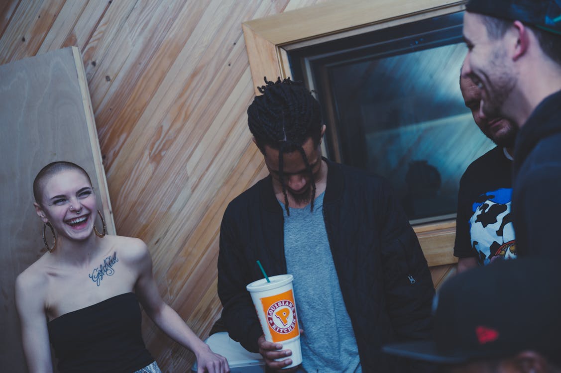 Çeşitli kültürlerden insanlar bir arada